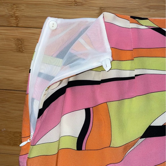 Talbots skirt, pure silk size 10. Geometric pattern, side zipper and button. - Picture 4 of 6